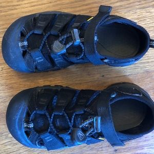 Worn Twice KEEN Kids Newport H2 Closed Toe Water Sandals Size 13 Black